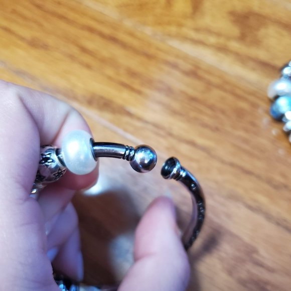 Two metal elegant bracelets. Blue white diamond crystals. Easy on. - Picture 7 of 7